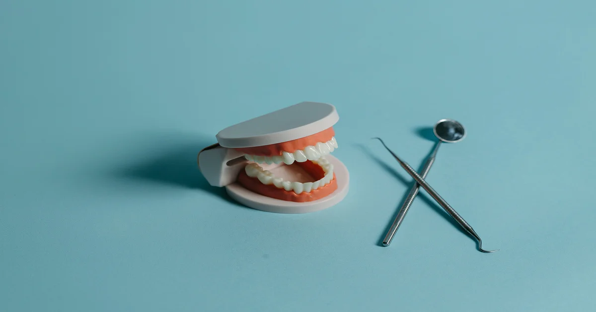 Dentiloquent